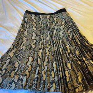 Lovely flowy sets nice on the hips army green pattern/ colour